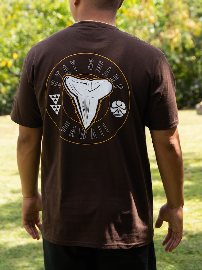 HIC STAY SHARP TEE - DARK CHOCOLATE