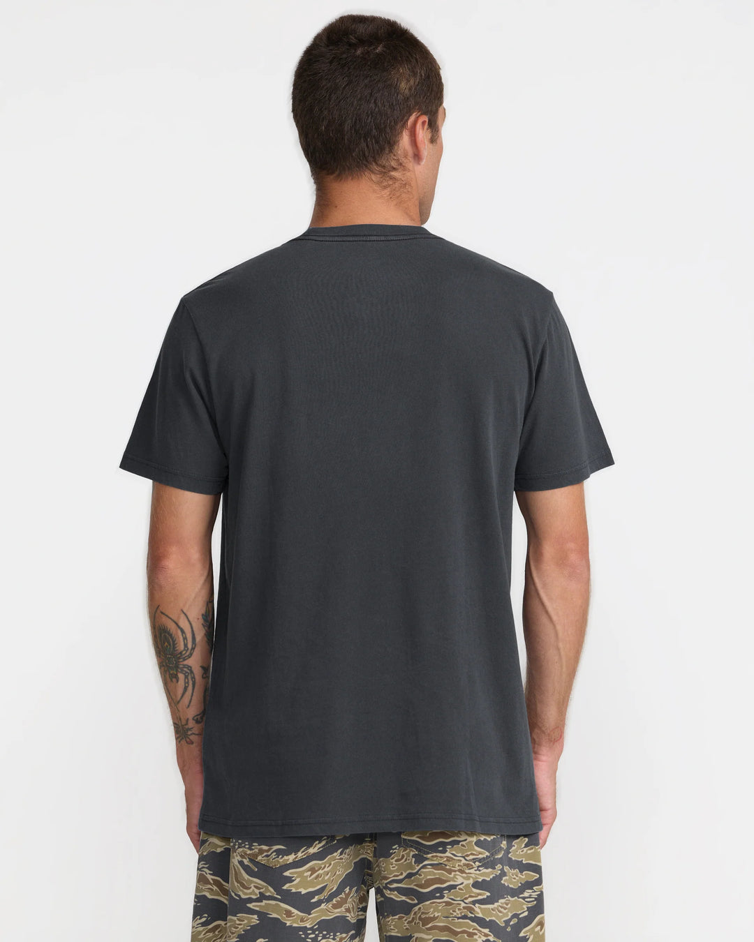 RVCA ISLAND HEX POCKET TEE - PIRATE BLACK (PTK)