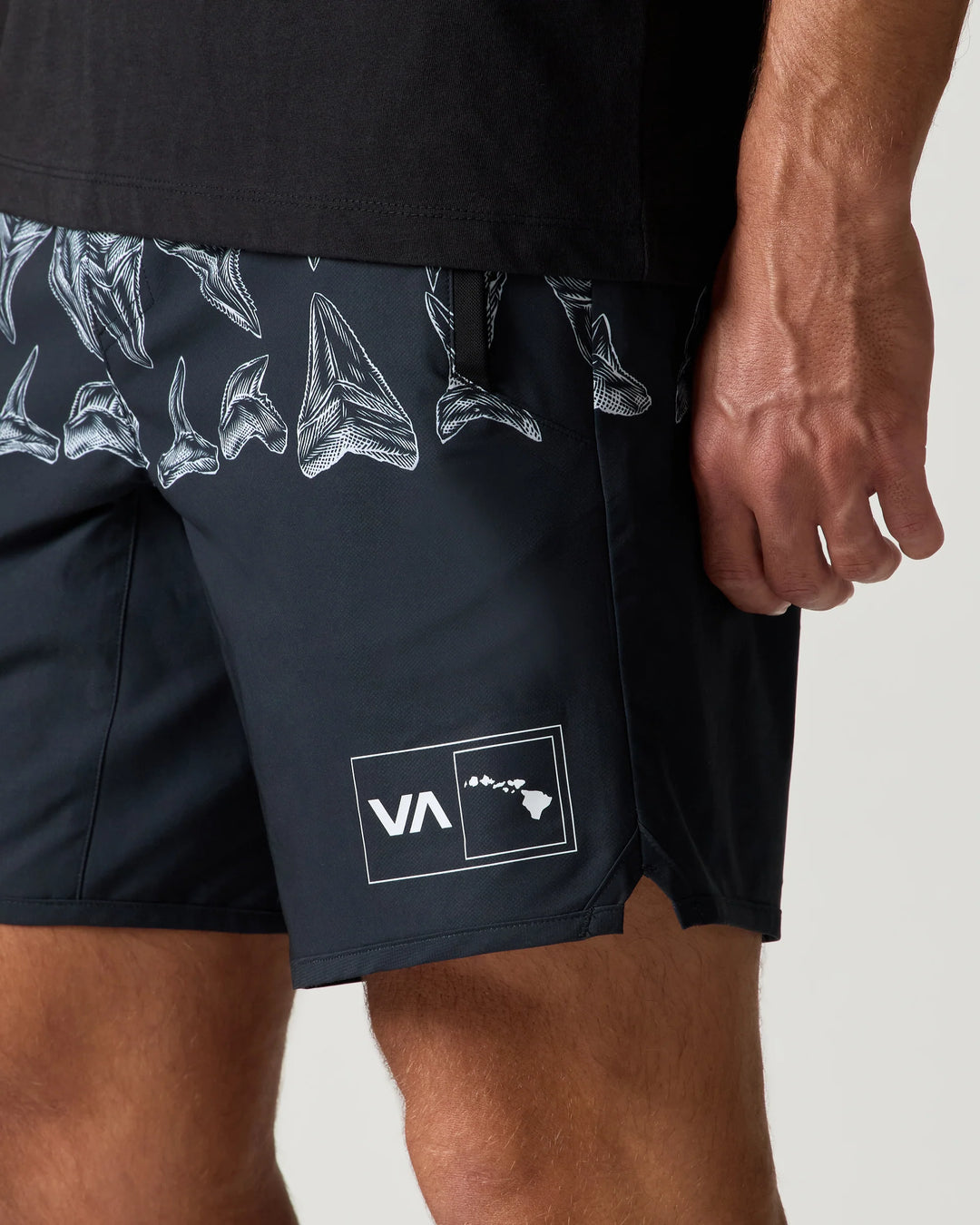 RVCA YOGGER STRETCH HAWAII 17 SHORTS - BLACK (SHARK TEETH)