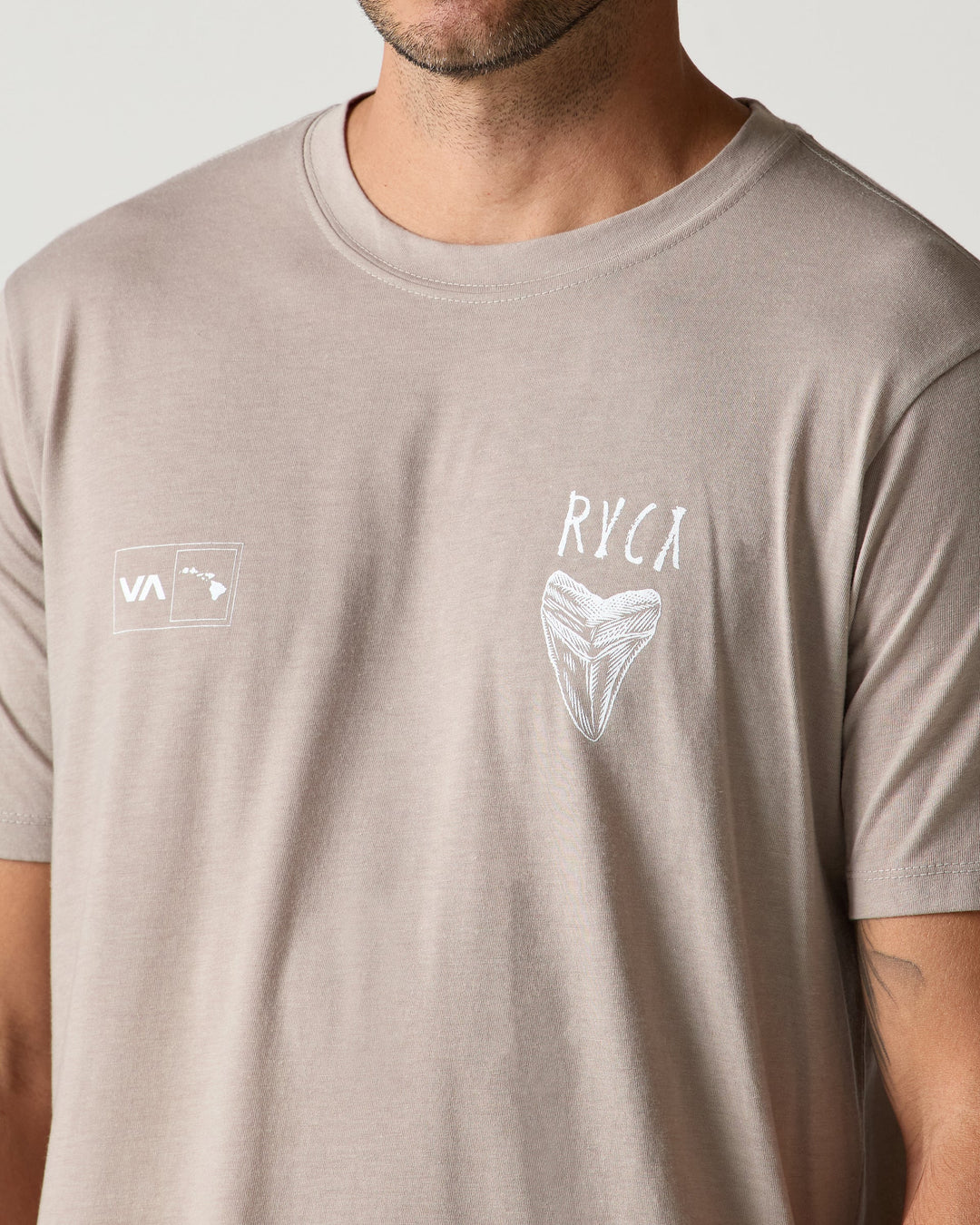 RVCA BEN HORTON HAWAII TEE - BROWN STONE (BRS)