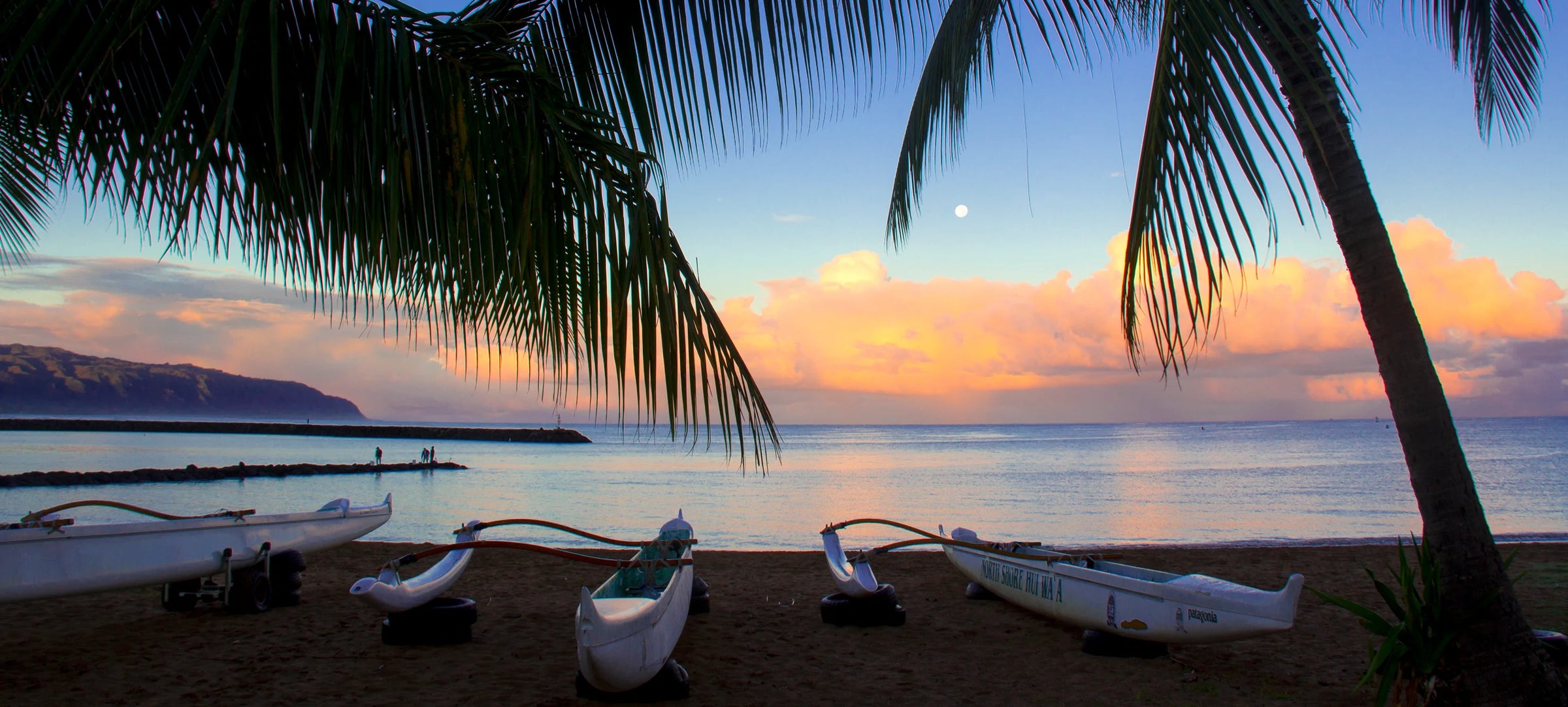 Outrigger canoes at sunrise on Oahu‘s North Shore