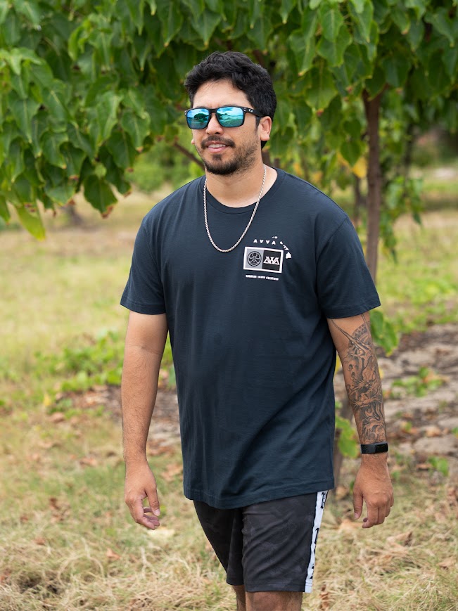 AVVA X HIC ISLAND BOX TEE - NAVY