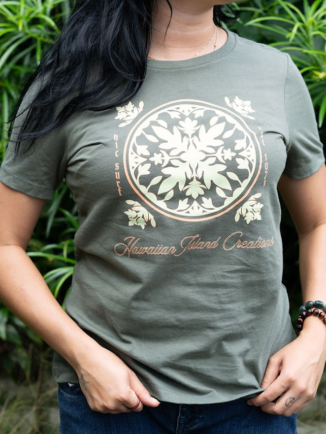 HIC PIKAKE QUILT WOMENS BF TEE - MIL GREEN
