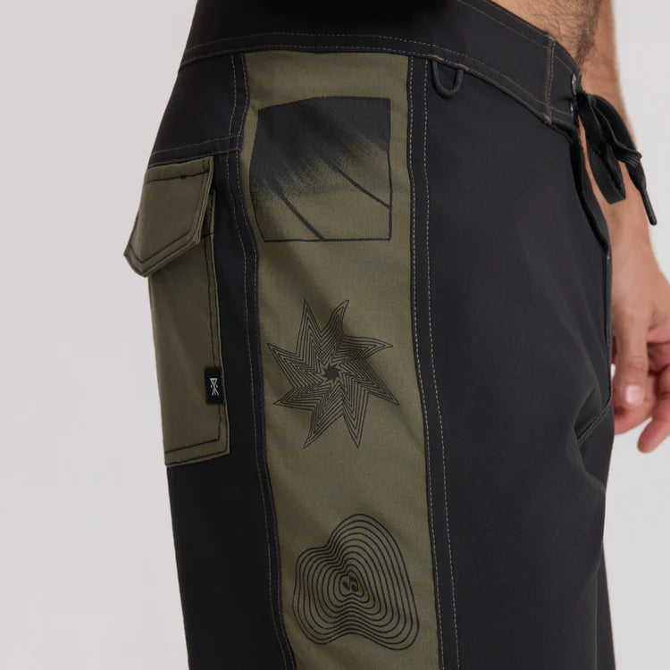 ROARK PASSAGE PANEL BOARDSHORT - BLACK