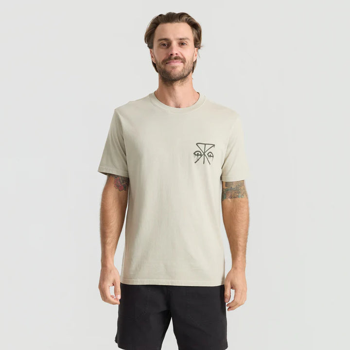 ROARK SAFECAMP TEE - FOSSIL (FSS)