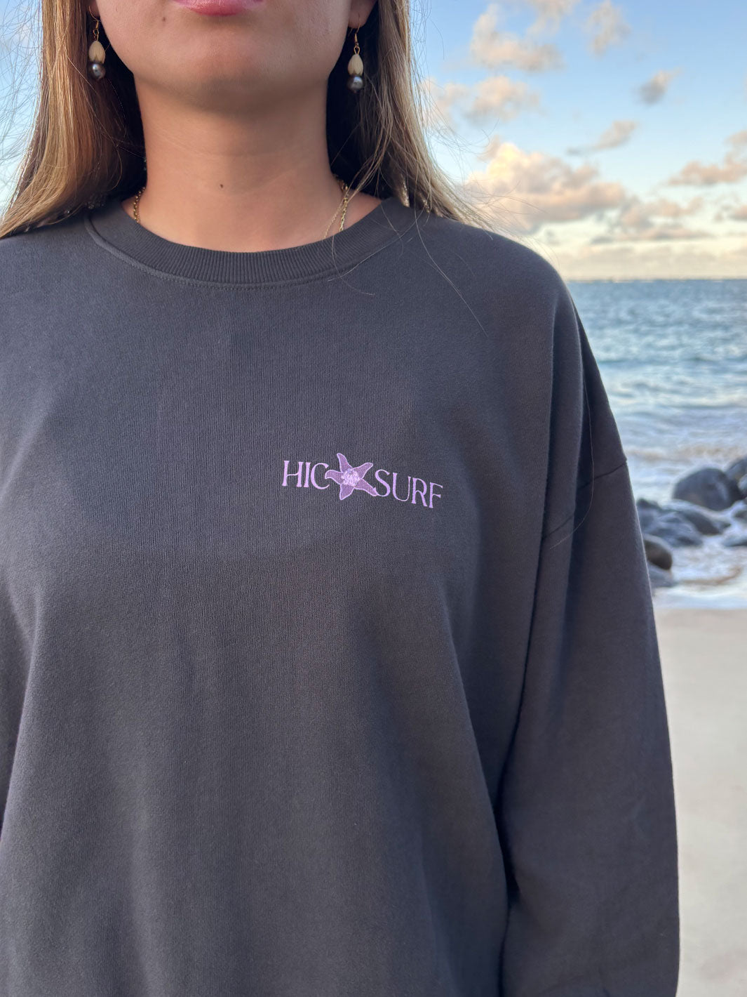 HIC PUA KALAUNU WOMENS CREW FLEECE - BLACK SAND