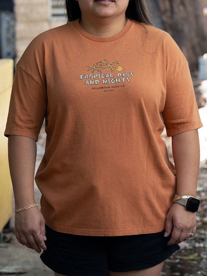 BILLABONG WELCOME TO HAWAII WOMENS TEE - CARMEL CAFE (CFF)