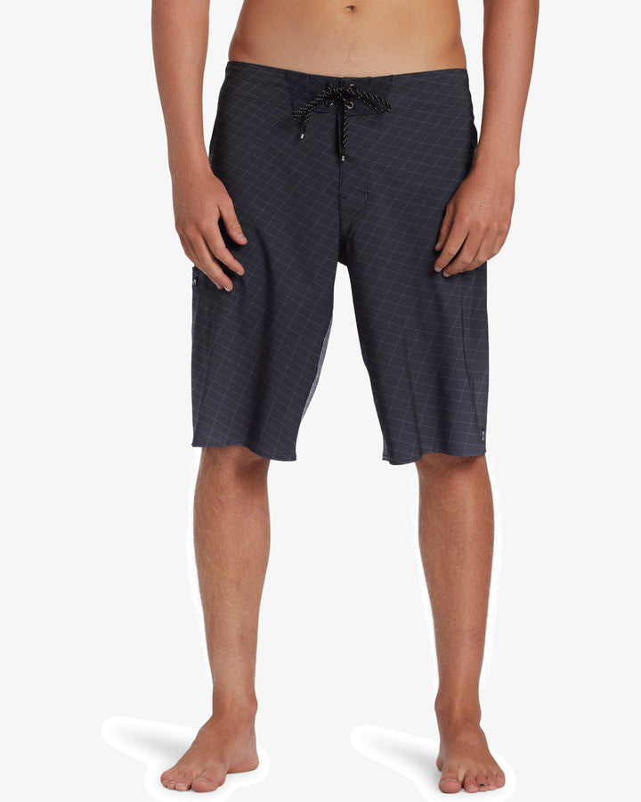 BILLABONG FLUID PRO 21" BOARDSHORT - GRAPHITE