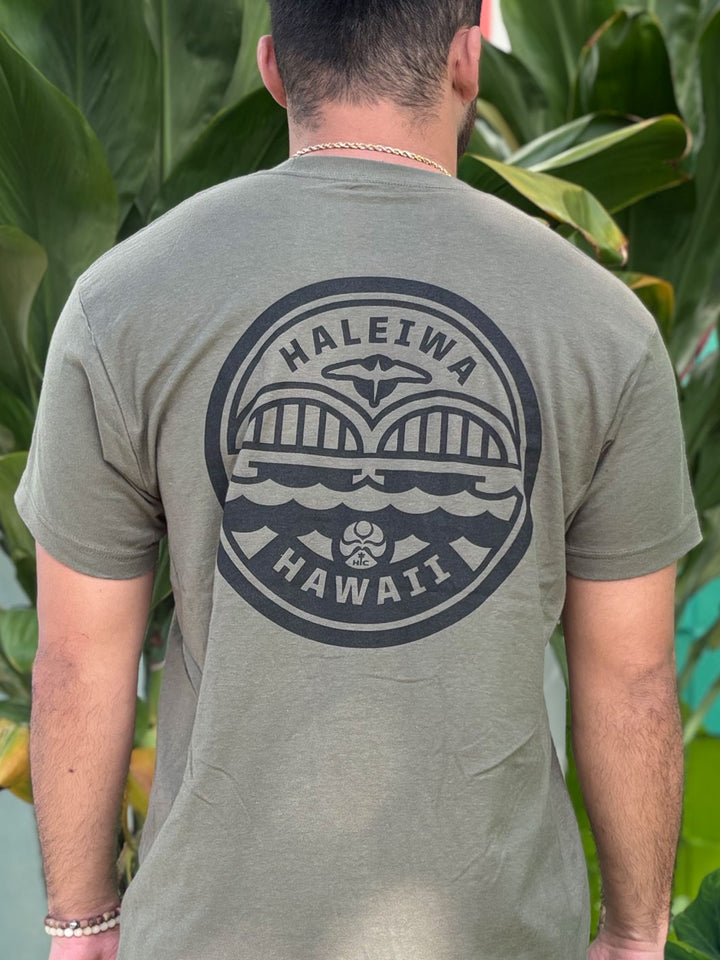 HIC HALEIWA BRIDGE BADGE TEE - MILITARY GREEN