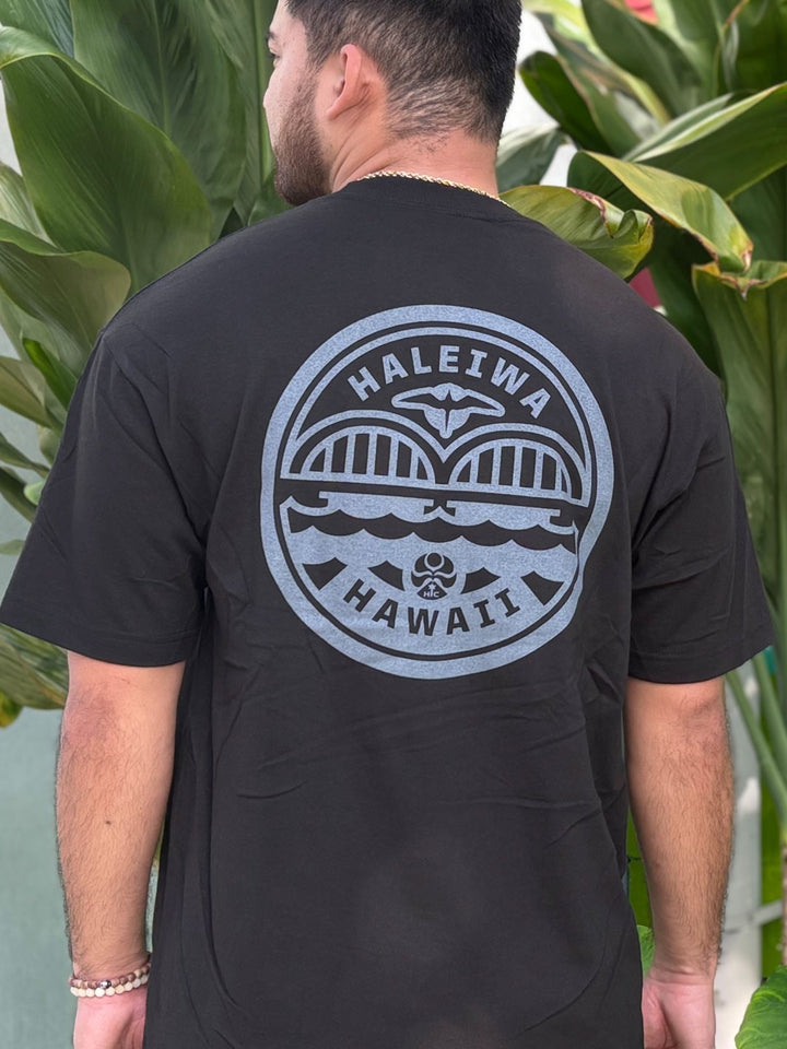 HIC HALEIWA BRIDGE BADGE TEE - BLACK